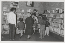 M 11492 De bibliotheek aan de Sint Agnietenstraat 28 in Tiel voor de verbouwing van 1987. Een groepje bezoekers in de ...
