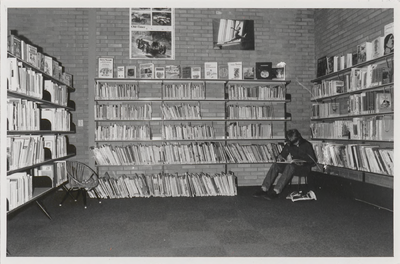 M 11496 De bibliotheek aan de Sint Agnietenstraat 28 in Tiel voor de verbouwing van 1987. Een kind leest een boek in ...