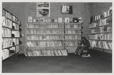 M 11496 De bibliotheek aan de Sint Agnietenstraat 28 in Tiel voor de verbouwing van 1987. Een kind leest een boek in ...