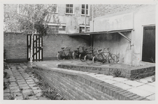M 11516 De bibliotheek aan de Sint Agnietenstraat 28 in Tiel voor de verbouwing van 1987. De fietsenstalling aan de ...
