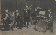M 11528 Een bioscooporkest uit de jaren twintig van de twintigste eeuw in Tiel. Van links naar rechts: Izaks, Van ...