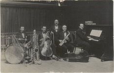 M 11529 Een bioscooporkest uit de jaren twintig van de twintigste eeuw in Tiel. Van links naar rechts: Barnasconi, Van ...