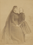 M 11532 Een portretfoto van koningin regentes Emma en prinses Wilhelmina. Blijkens het opschrift gekocht bij D. Mijs in ...
