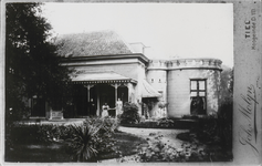M 11533 Een foto van het huis de Witte Brug aan de Konijnenwal in Tiel. Op de foto links mevrouw H.M.A. KuykKley, ...