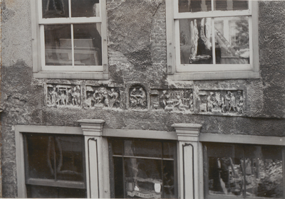 M 11535 Een afbeelding van het Smids-Gildehuis (De Eenhoorn) aan de Westluidensestraat in 1900. Het onderwerp is de ...