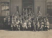 M 11540 Een groepsfoto van docenten en leerlingen van het stedelijk gymnasium in 1928. Deze foto is gemaakt voor de ...