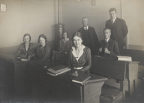 M 11546 Een klassefoto van de 6de klas van het jaar 1930/1931 aan het stedelijk gymnasium in Tiel. Rechts staand de ...