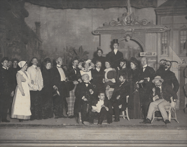 M 11549 Een foto gemaakt in 1911 van het toneelgezeldschap Anonyma, mede opgericht door de dochter van rector dr. Z.C. ...