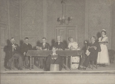 M 11550 Een foto gemaakt in 1912 van het toneelgezeldschap Anonyma, mede opgericht door de dochter van rector dr. Z.C. ...