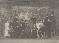 M 11551 Een foto gemaakt in 1912 van het toneelgezeldschap Anonyma, mede opgericht door de dochter van rector dr. Z.C. ...
