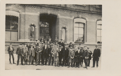 M 11552 Een prentbriefkaart waarop een groep leerlingen van het gymnasium voor het gebouw aan de Rechtbankstraat