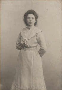 M 11556 Een portretfoto van Rosalie Henriette de Boer. Ze slaagde in 1904 als eerste meisje aan het gemeentelijk ...
