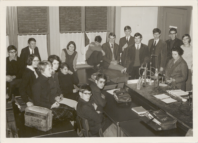 M 11558 Een klassefoto van de vijfde klas gymnasium B in 1966. Samen met de leerlingen op de foto mevrouw ir. M.J. van ...