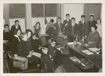 M 11558 Een klassefoto van de vijfde klas gymnasium B in 1966. Samen met de leerlingen op de foto mevrouw ir. M.J. van ...