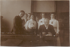 M 11561 Een eindexamenklas met leraar aan het stedelijk gymnasium in 1923