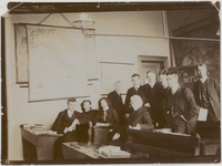 M 11562 Een klassefoto van de vijfde klas, samen met een leraar aan het stedelijk gymnasium in Tiel. Opname gemaakt in ...