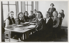 M 11563 Een klassefoto met lerares mevrouw drs. J.C. Wentink. Zij was lerares Nederlandse geschiedenis van 1929-1967 ...