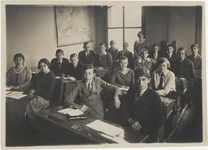 M 11565 Een klassefoto van de 4de klas aan het stedelijk gymnasium in Tiel, met mevrouw drs. J.C. Wentink. Zij was ...