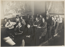 M 11566 Een klassefoto van de 1ste klas aan het stedelijk gymnasium in Tiel. De opname is gemaakt in het schooljaar 1930/1931