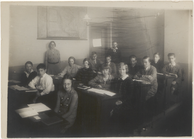 M 11567 Een klassefoto van de 2de klas aan het stedelijk gymnasium in Tiel. De opname is gemaakt in het schooljaar 1930/1931