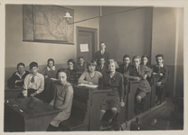 M 11568 Een klassefoto van de 2de klas aan het stedelijk gymnasium in Tiel. De opname is gemaakt in het schooljaar 1930/1931