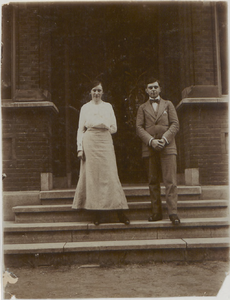 M 11569 Mevrouw D. van Arkel, geslaagd in 1916 voor haar gymnasium B diploma aan het gymnasium in Tiel. Ze poseert op ...