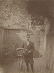 M 11571 M.H. de Boer, oud 14 jaar met zijn eerste fiets poserend achter het huis aan de Chassestraat in Tiel. Hij is ...