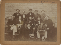 M 11580 Een groep van twaalf eindexamen kandidaten aan het gemeentelijk gymnasium in Tiel in 1897. De foto draagt op de ...