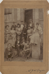 M 11581 Een groepsfoto gemaakt voor het huis (1877) van Van Hesteren dat in die tijd het paradepaardje was van de ...