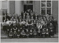 M 11583 Een groepsfoto met docenten en leerlingen gemaakt aan de voorzijde van het gymnasiumgebouw aan het Sint-Walburg ...