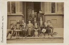 M 11586 De examenklas van 1911 van het Tiels gymnasium met enkele docenten voor het gymnasiumgebouw aan de ...