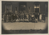 M 11592 Leerlingen en docenten voor het gymnasiumgebouw aan de Rechtbankstraat in Tiel. Opname gemaakt in 1930