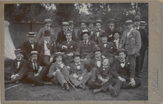 M 11602 De eindexamenklas van het stedelijk gymnasium in Tiel, 1899. Met van links naar rechts en van achteren naar ...