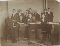 M 11603 De zesde klas van het stedelijk gymnasium in Tiel, 1900. Op de foto van links naar rechts en van achteren naar ...