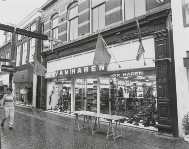 M 11630 De voorgevel van het pand in de Waterstraat in Tiel waar de kunsthandel Artipon tot 1987 in was gevestigd. Op ...