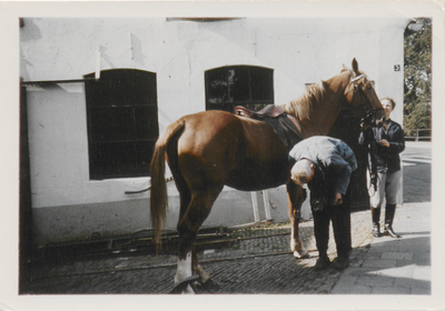 M 11645 Hoefsmid Klaas Rijnders is een paard aan het beslaan voor zijn oude smederij op de hoek van de Stationsstraat ...