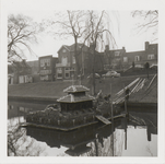 M 11648 Een opname van de restauratie van het Vogeleilandje in de Tielse stadsgracht, begin april 1963. De heren rechts ...