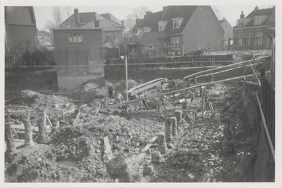 M 11654 Funderingswerkzaamheden voor de bouw van het Sint-Andreasziekenhuis aan de Sint-Walburgbinnensingel. Rechts ...