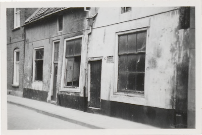 M 11665 Inmiddels verdwenen woningen aan de Schoolstraat nabij de hoek met de Bleekveldstraat, midden jaren vijftig van ...