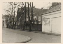 M 11676 De Achterweg met de achterzijde van het Ambtmanshuis en rechts het voormalige koetshuis in november 1961