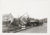 M 11677 Het opruimen van het perkje aan de Lindestraat in de jaren zestig van de twintigste eeuw. Dit om plaats te ...