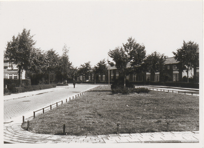 M 11688 Perkje vooraan de Lindestraat in de jaren zestig van de twintigste eeuw. Later werden hier parkeerplaatsen aangelegd