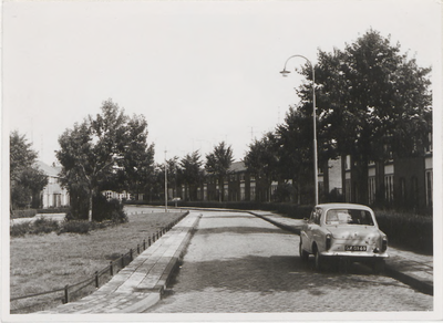 M 11689 Perkje vooraan de Lindestraat in de jaren zestig van de twintigste eeuw. Later werden hier parkeerplaatsen aangelegd