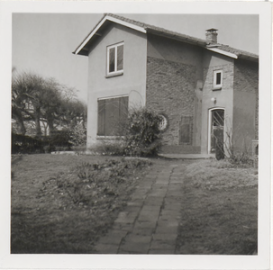 M 11690 De aan de zuidzijde gelegen voorkant van de tot woonhuis vergrote voormalige theekoepel (Van Lidth de Jeude) op ...