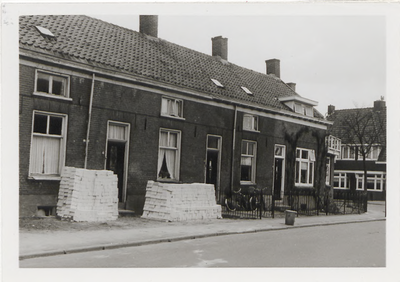 M 11697 Woningen aan de Hoveniersweg, genummerd 41, 43 en 45, voordat men tot de verbouwing overging, juni 1965