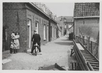 M 11699 Woningen aan de Akkerstraat, omstreeks 1957 gefotografeerd in de richting van de Binnenhoek. De woningen op de ...