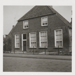 M 11700 Voorgevel van de boerderij van Peter Vissers aan de Hoveniersweg 54. Begin april 1963 gefotografeerd