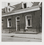 M 11701 Woning Binnenweg 28, begin juni 1963, toentertijd bewoond door het gezin De Vree te Kaat. De afgebeelde jongste ...