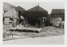 M 11702 Hoek BinnenhoekBinnenweg (voorgrond) begin juni 1965. Links woonde Peper sr, die enkele kostgangers hield; ...
