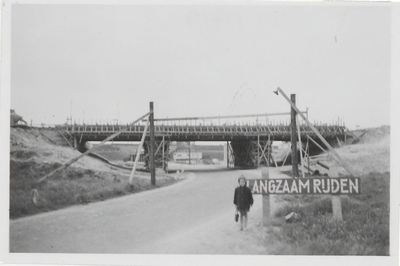 M 11717 Spoorwegviaduct aan de Grotebrugse Grintweg in aanbouw. Met Jacqueline Blom op de voorgrond, begin 1961